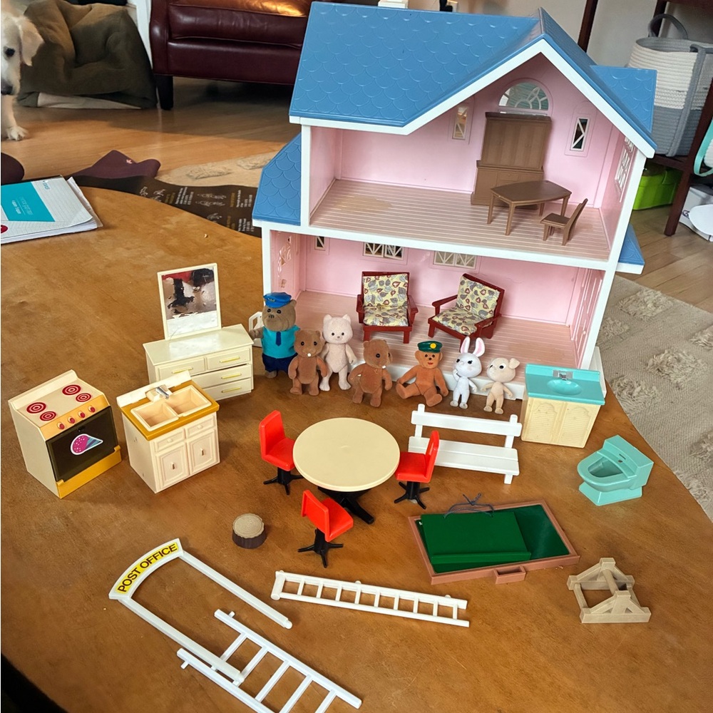 Calico Critters Mapleview Post Office / House with furniture and figurines